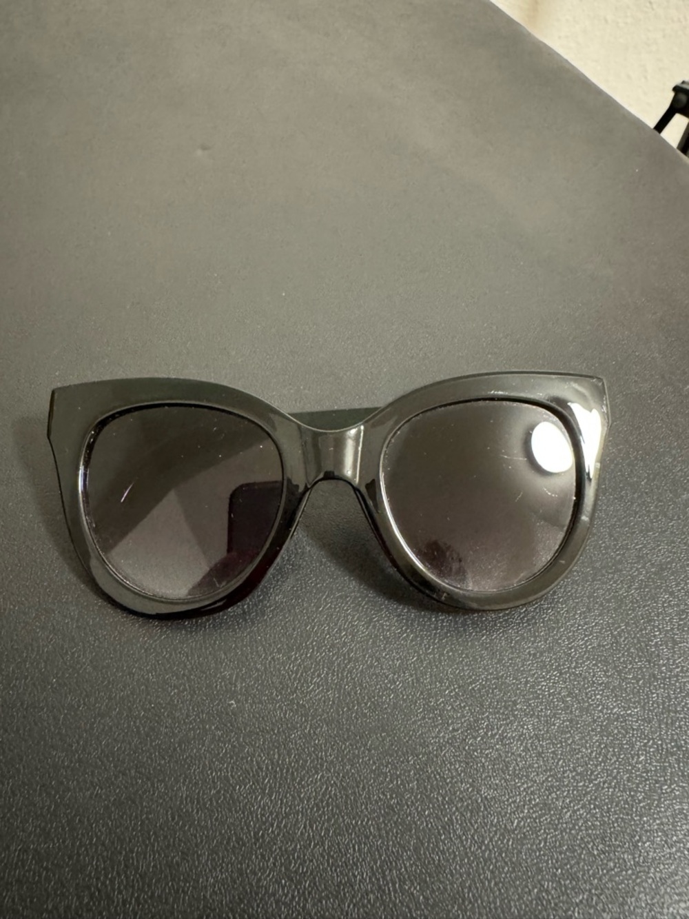 Women's Black Cat-Eye Sunglasses - Classic Fashion Shades